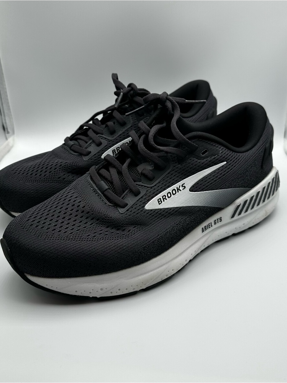 Brooks Ariel 24 GTS size 10 wide width/D Black and white running shoes